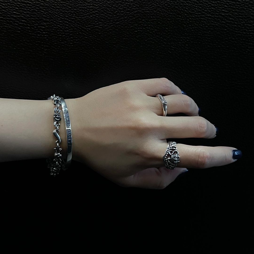 SUPERB STUDS バングル