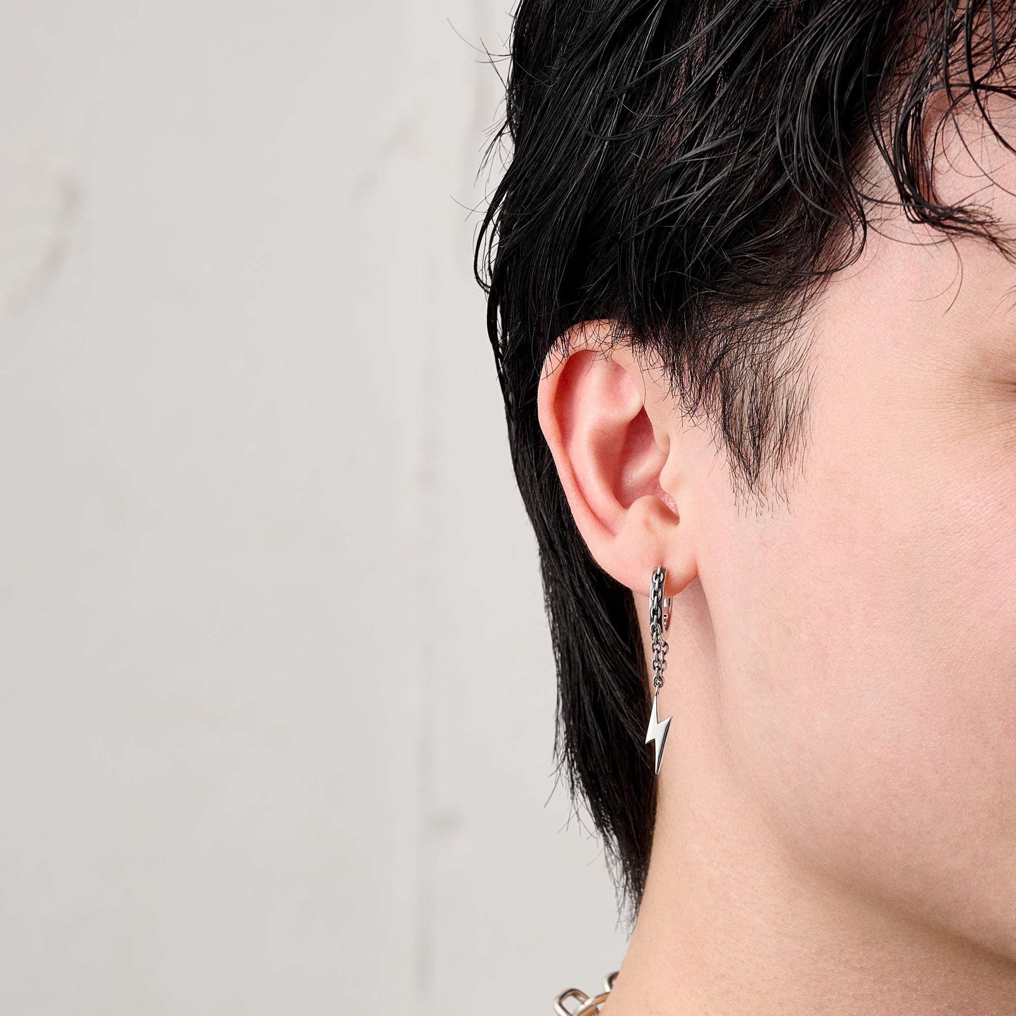 CHAINED TINY FLASH ピアス